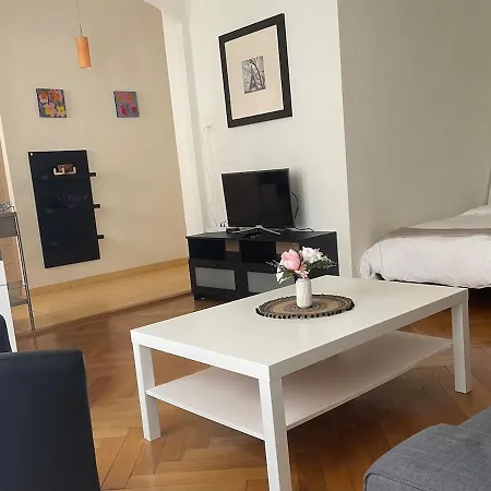 Appartement A Few Minutes' Walk To Train Station *