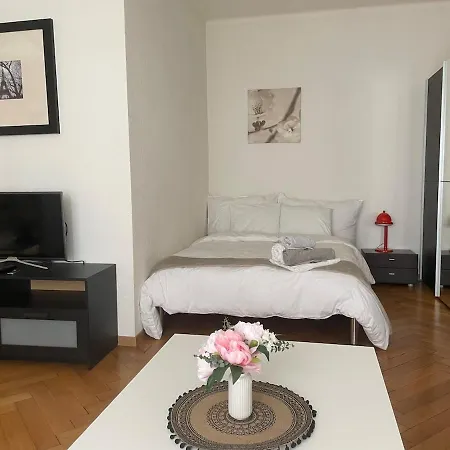 Appartement A Few Minutes' Walk To Train Station *